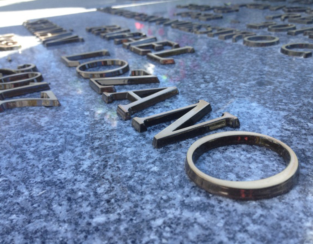 lapida letras bronce
